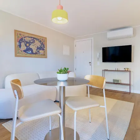 Bright & Stylish Renovated Flat In Heart Of Chiado Lissabon