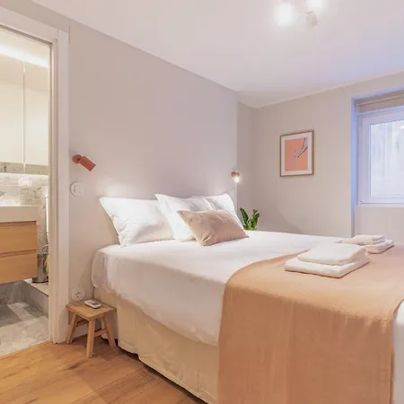 Apartment Bright & Stylish Renovated Flat In Heart Of Chiado Lissabon