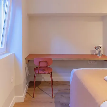 Bright & Stylish Renovated Flat In Heart Of Chiado * Lissabon