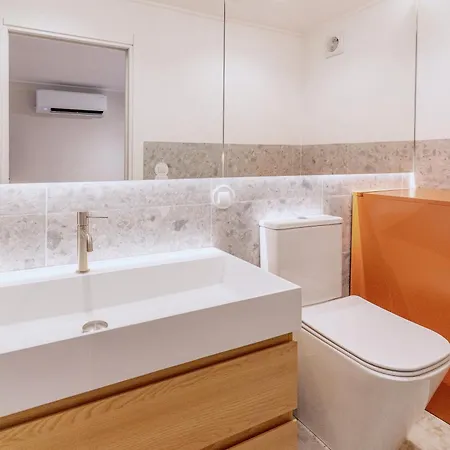 Bright & Stylish Renovated Flat In Heart Of Chiado Lissabon
